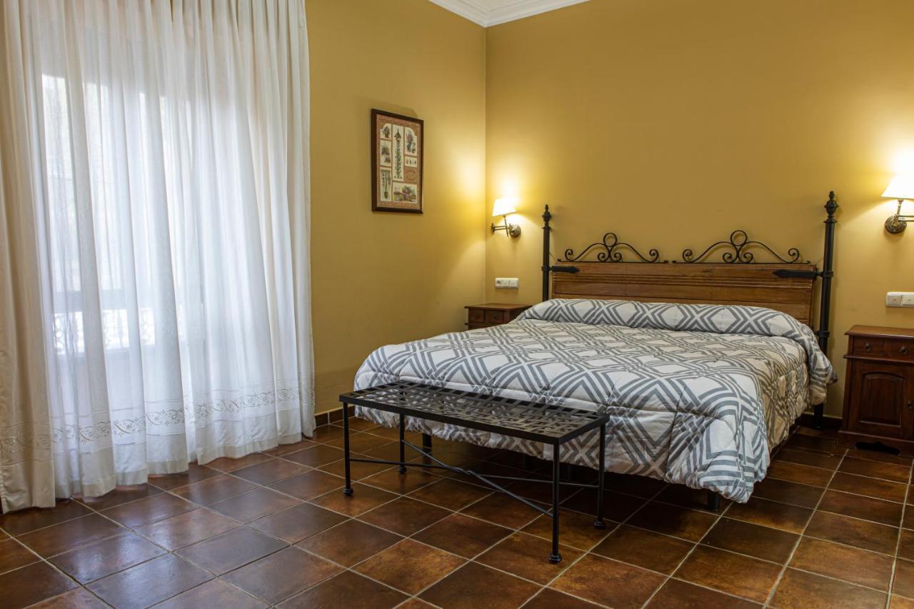 Hotel Don Julio à Perales del Puerto Extérieur photo
